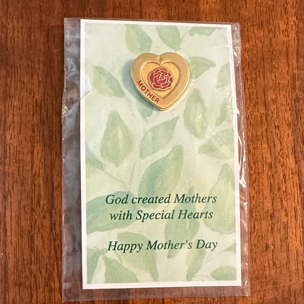 New on Packaging Heart-Shaped Gold Tone Mother's Day Pin‎ with Rose